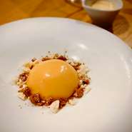 旬の野菜や魚介、国内外から仕入れるお肉。厳選素材にバターの香る優しいソース。美味しさと驚きの詰まったこだわりのデザート。大人女子にピッタリの普段より少しだけ贅沢なビオワインも選りすぐっています。