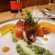 ダウンライトがやさしく照らすテーブル席やカウンター席は、2人で過ごすのにもってこい。食事とおしゃべりをゆっくり楽しみ、大切な方との充実のひと時を過ごせます。
