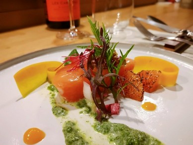 おちつけるカウンター席やテーブル席、2人の時間を満喫