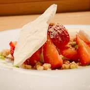 アミューズからメイン、デザートまで、こだわりの素材で伝統的な調理法を守りながら作る多彩な料理。その深い味わいに、家族の会話も弾みます。いつもより少しだけ贅沢なひと時が、家族のステキな思い出になります。