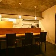 程よい明るさでのんびりムードのあるカウンター席。くつろいでお気に入りの一杯や料理をじっくり味わったり、ぼんやり物思いにふけったり、ひとり時間を満喫できます。