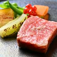 きめ細かなサシと甘みのある柔らかな肉質が特徴の若狭牛。素材に極力負荷をかけないようにゆっくりと時間をかけながら複数の工程で火を入れ仕上げました
フランス料理らしい気品のあるソースと共にお楽しみください