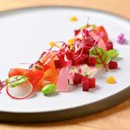 ごく軽く燻煙し独特の風味をつけた帆立にクリームチーズとビーツの赤ワイン煮、それぞれに様々な調理を施した野菜を組み合わせました。
甘みや酸味、食感の違いなど多彩な要素で構成された一皿