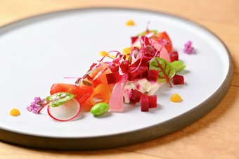 軽く燻した帆立・クリームチーズ・ビーツ　熟成シャルドネヴィネガー