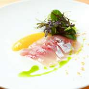 短時間だけマリネしたアジに柑橘風味のトマトのエッセンスや柑橘のピューレ、マイクロハーブを組み合わせました。
アジの旨みをさわやかな柑橘の風味が引き立てます。
