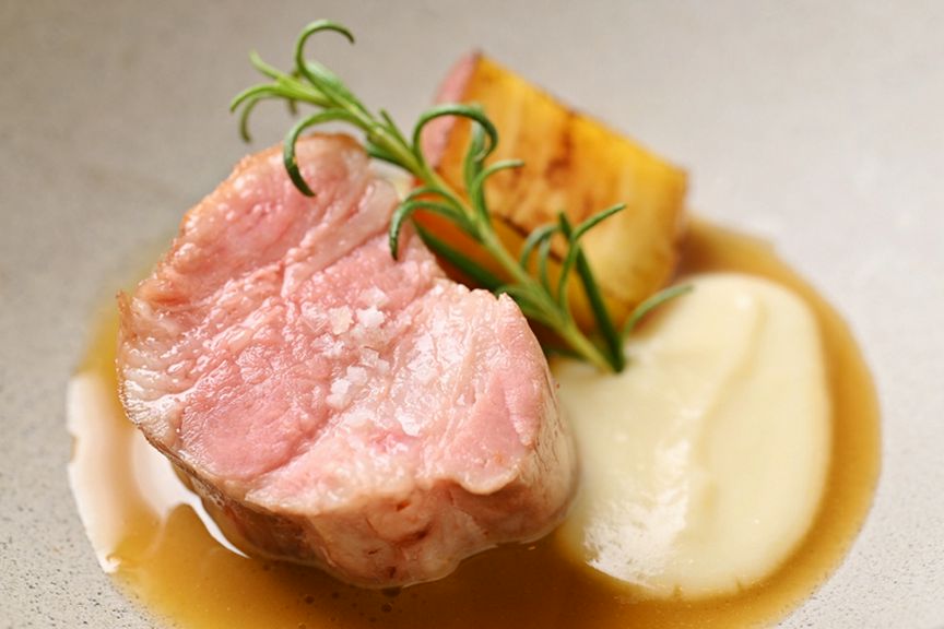 スペイン産栗豚のロースト ペルノー酒風味のソース