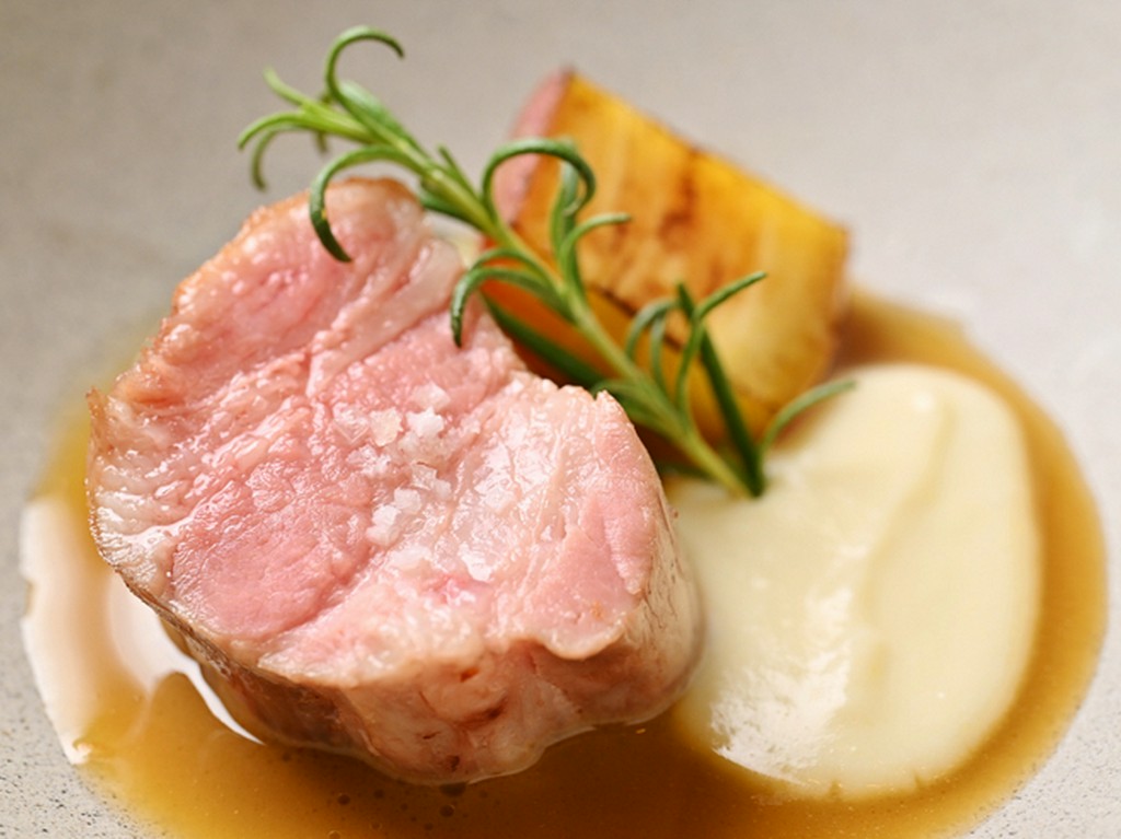 スペイン産栗豚のロースト　ペルノー酒風味のソース