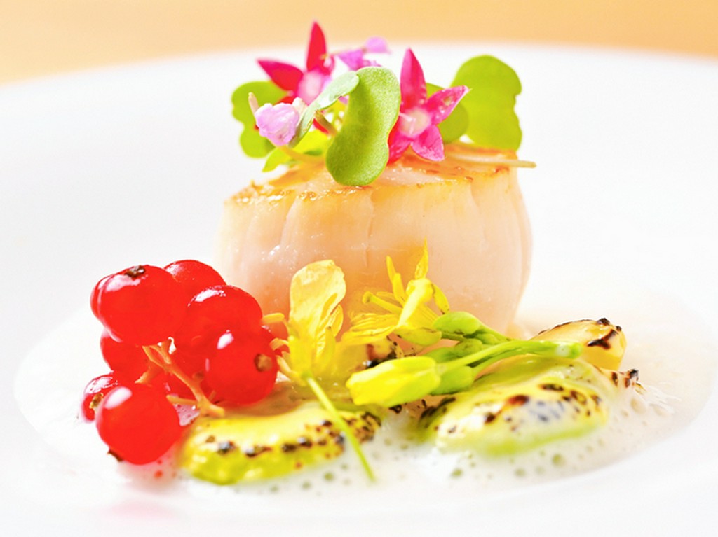 帆立のポワレ　ヴェルモット酒のソース