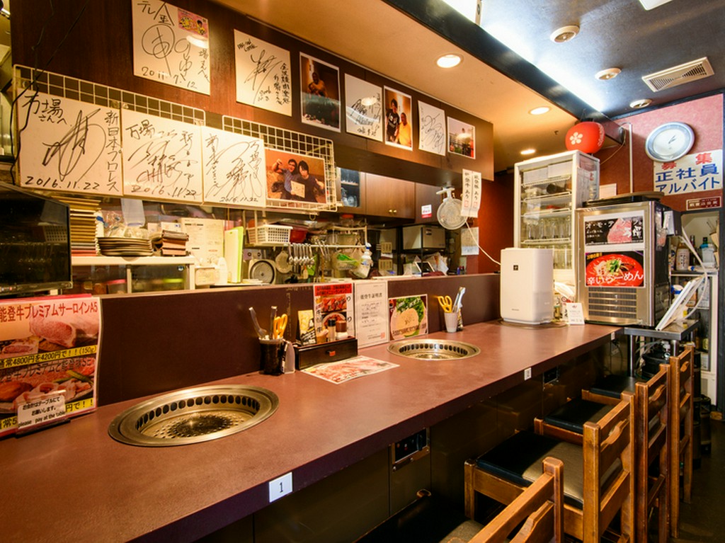 カウンター席で気さくに焼肉を満喫