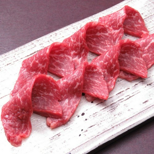 お店の名物メニュー『牛もも肉の3秒炙り』