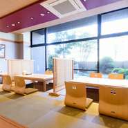 店内にはカウンター席、テーブル席のほか、掘りごたつの座敷があり、足を伸ばしてくつろぐことができます。駅から近い石川県水産会館の1階というアクセスのよさも魅力。