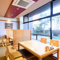 綺麗に整えられた庭園を見ながらの食事はいかが