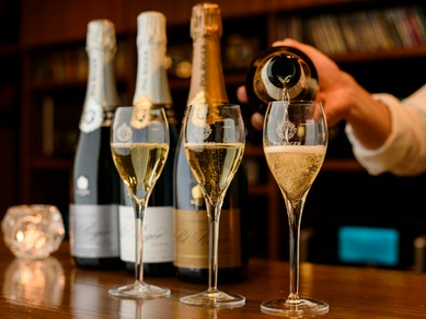 フランスで買い付けた銘柄など、豊富なシャンパンとの出合いを
