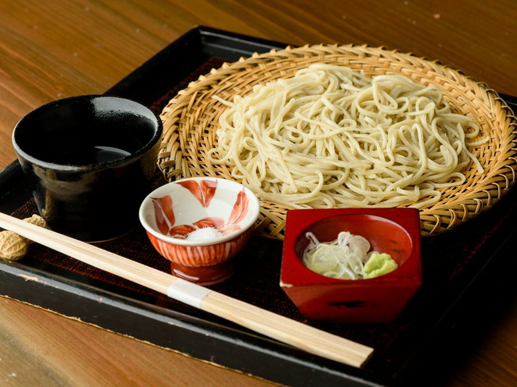 昼は蕎麦専門店として営業。こだわりの蕎麦をまずは塩で『せいろ（冷）』