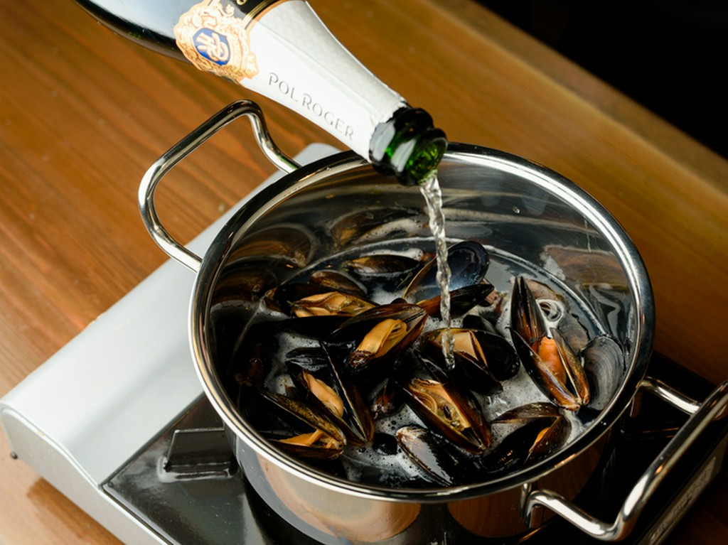 たっぷりと贅沢に注がれる『ムール貝シャンパン蒸し』
