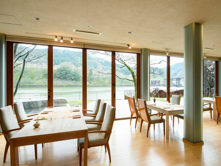 昼と夜とで違った面持ちを覗かせる、オシャレなレストラン