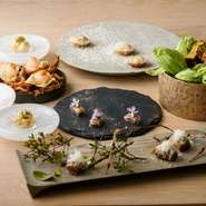 例えば春になれば山菜など、その時期にしか食べられない食材がふんだんに使われた『アミューズ』はお店の名刺代わり。これから供される一皿への期待高まる、そんなメニューが並びます。