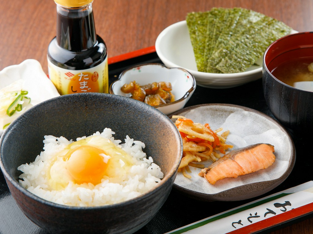 新鮮卵やブランド鶏をシンプルかつカジュアルに味わう