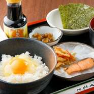 愛知の里山で育った濃厚な卵が味わえるモーニングメニュー『たまごかけごはんセット』や、しっとりやわらかな「錦爽鶏」のムネ肉を使った『唐揚げ』など。選りすぐりのご当地食材を気軽に楽しめます。