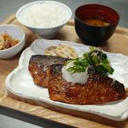 ごはん・お味噌汁・惣菜付き
さば1枚の場合は880円