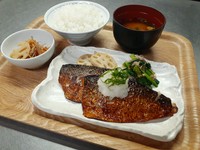 ごはん・お味噌汁・惣菜付き
さば1枚の場合は880円