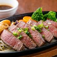 プロが目利きした肉をブロックで仕入れ、丁寧な下処理を施したステーキは、採算度外視のサービスメニュー。2種類のソースが用意されているものの、まずは肉本来の旨みを味わいたい一品です。