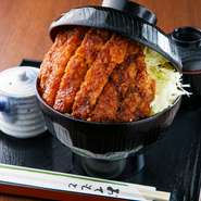 たっぷりのキャベツでいただくカツ丼は、数種類のスパイスをブレンドした自家製ソースが味の決め手。水分量の少ないドライパン粉を使用しているため、サクサクの食感が楽しめます。

