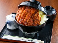 リピーターの支持を集める人気メニュー『名物！地元瀬戸豚のソースカツ丼』