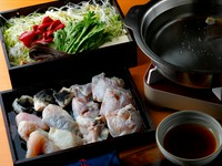 玄界灘の漁師から直送される天然フグ。届いたフグは店の水槽に放たれ、管理されています。要望に合わせて、『フグ刺し』や揚物などで提供してくれることも。
※フグの季節は11~2月まで