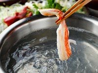 希少な「間人蟹（たいざがに）」を、贅沢にしゃぶしゃぶでいただきます。食べやすいようむき身になっているのは、京都で修業した店主ならではのおもてなしです。リーズナブルな価格のコースで味わえるのが魅力。