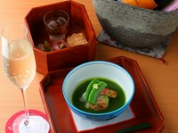 三宝という器で提供される前菜。上の段には『野菜のすり流し』、下には『寿司』が入っています。