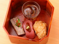 ※写真は、『寿司』(べったら稲荷・中トロ・煮穴子)とナマコ