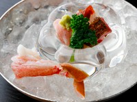 季節の新鮮魚介を堪能できる『お造り』(※写真は、イサキ、トロ、馬頭鯛、間人蟹)