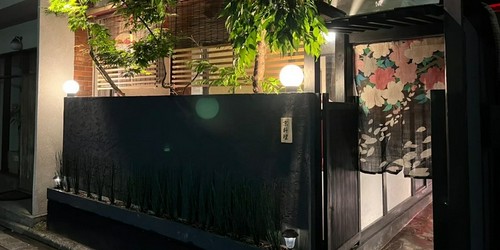 住宅街の中に佇む京町家。食通がこっそり足を運ぶ日本料理店