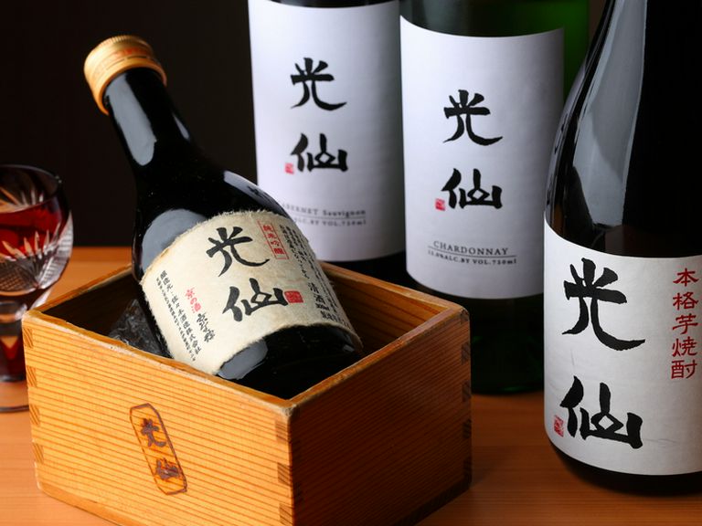 和食と相性抜群。店の名が入ったオリジナル焼酎や日本酒、ワイン