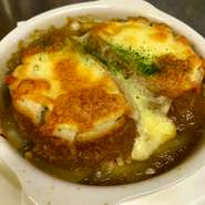 具沢山の玉ねぎとベーコンを食べるスープです、和風仕立ての為以外にもさっぱり食べられます、普通より量が多い為食事代わりになります。
