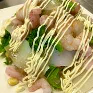 海老の香草焼きと甘エビ、ヤリイカを乗せました、注文頂いてから海老を焼く為少し時間を頂いています。