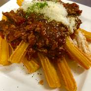 お店の名前の付いたメニューです、サクサクポテトにボロネーゼソースを掛け、粉チーズを仕上げに乗せました、アメリカンチックなポテトフライです。