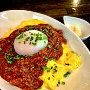 オムレツに温玉、ボロネーゼソースをたっぷりかけて、粉チーズと一緒にどうぞ。