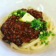 デミソースと味噌を隠し味にした濃く深い味わいをお楽しみください。