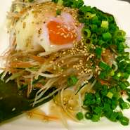 サラダと温玉、ネギたっぷりで塩ダレで絡めてどうぞ。
