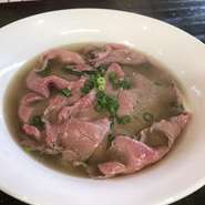 牛肉を乗せて、お客さまの目の前でお出しをかけて仕上げさせて頂きます。昆布とカツオのお出しでお楽しみ下さい。