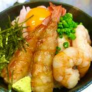 甘エビ、赤海老の漬け、バナメイエビの香草焼き、玉子の黄身をのせ、沢山の海老を楽しんで頂ける丼です。