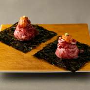 サーロインのきめ細かな食感と脂の旨みに、雲丹の濃厚な風味が折り重なる、韓国風巻き寿司・キンパ。いつまでも余韻に浸りたくなるようなひと品です。