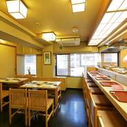 ゆったりとした時間が流れる店内。カウンターでは料理人たちと、大鉢に盛り付けられた本日の『おばん菜』がお出迎え。日本橋エリアに居ながらも、日常の慌ただしさを忘れさせてくれる空間です。