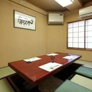 2階入り口左手には、接待・会食などのビジネスの場面にもぴったりな掘りごたつの個室を用意。最大8人まで利用可能。プライベートな場面に心強い存在です。