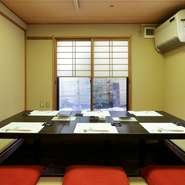 3階には4人用と8人用の個室を完備。それぞれ部屋同士を繋げることもでき、ワンフロア貸し切りでは最大15人まで利用可能。各種宴会からお祝いごとまで、活躍してくれます。