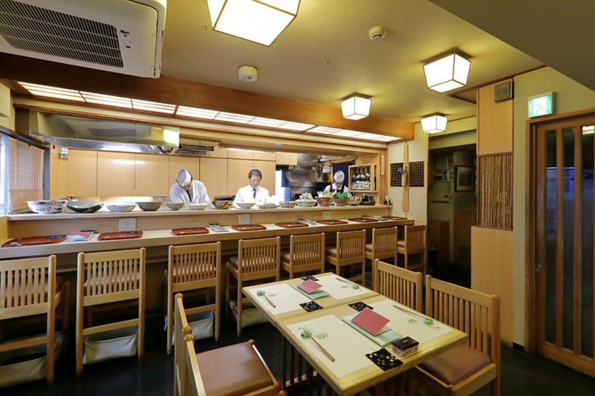 料理人たちの技を間近に眺められるカウンター席