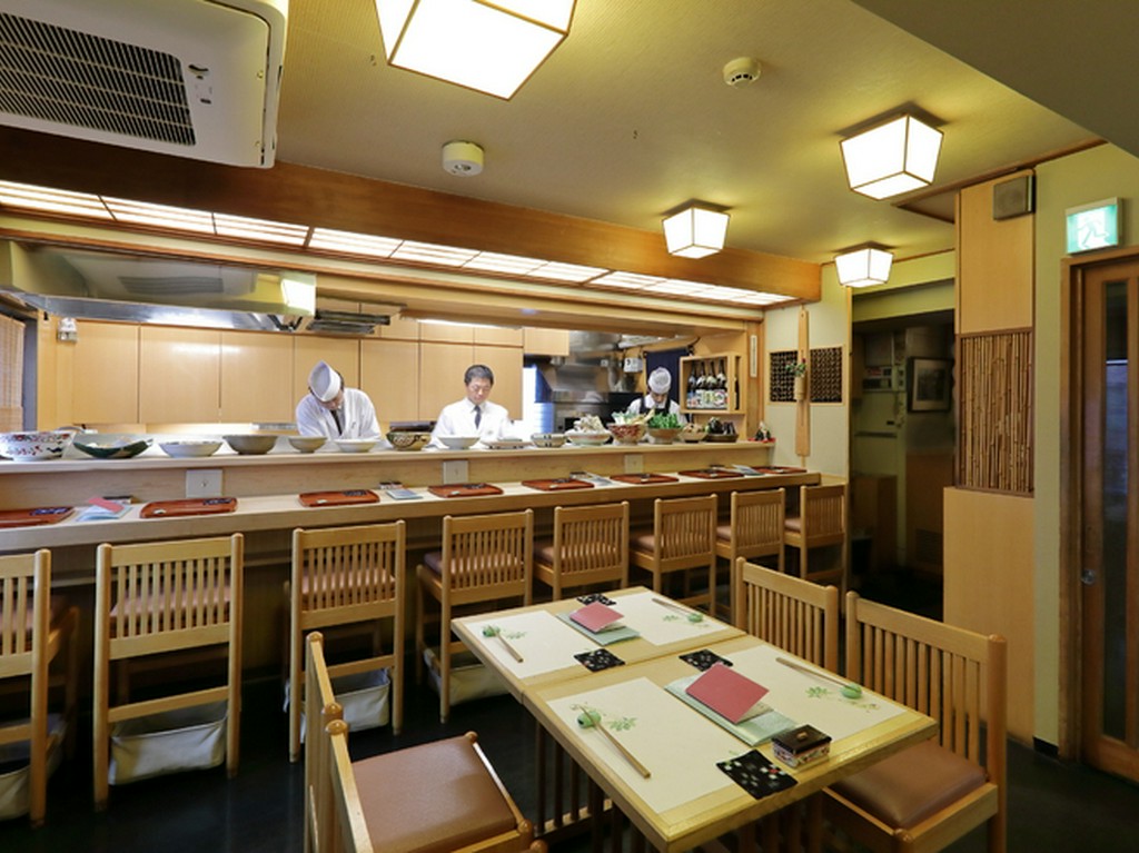 料理人たちの技を間近に眺められるカウンター席