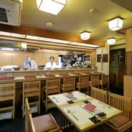 2階カウンター席は、料理人たちの技を間近で眺めることができる特等席。鮮やかな職人技を目の当たりにしながら一杯。お1人さまでの利用もオススメです。